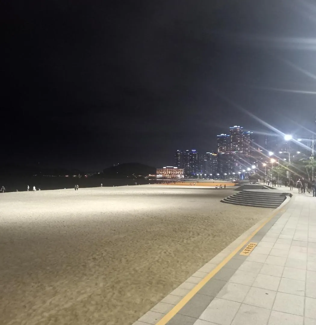 40 Queen, 2 Minutes Run To The Beach, Close To The Sea, 5 Minutes To Club D Oasis Swimming Pool, Nice And Long Walk Along The Beach Busan 0*,  South Korea