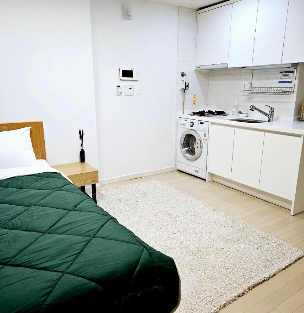 Apartment 40 Queen, 2 Minutes Run To The Beach, Close To The Sea, 5 Minutes To Club D Oasis Swimming Pool, Nice And Long Walk Along The Beach Busan