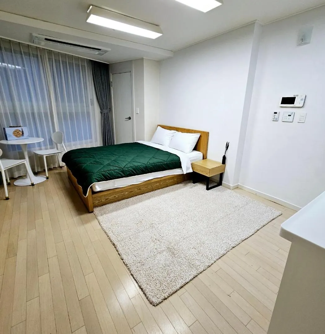 40 Queen, 2 Minutes Run To The Beach, Close To The Sea, 5 Minutes To Club D Oasis Swimming Pool, Nice And Long Walk Along The Beach Busan 0*,