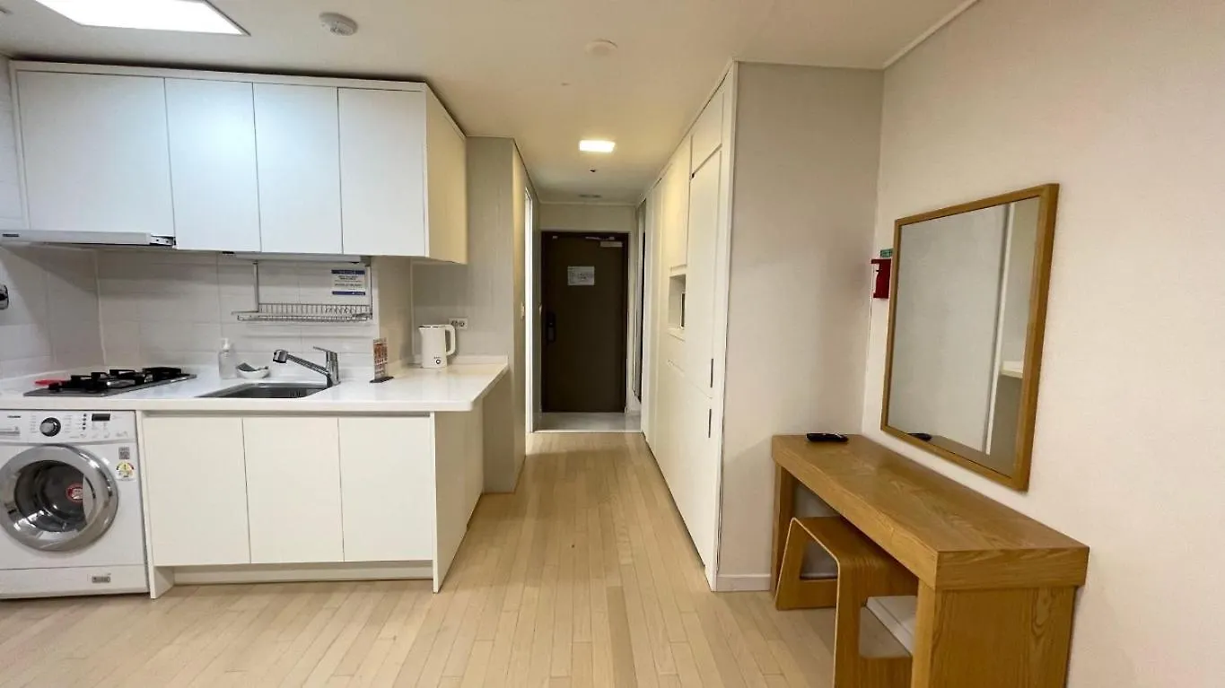 40 Queen, 2 Minutes Run To The Beach, Close To The Sea, 5 Minutes To Club D Oasis Swimming Pool, Nice And Long Walk Along The Beach Busan
