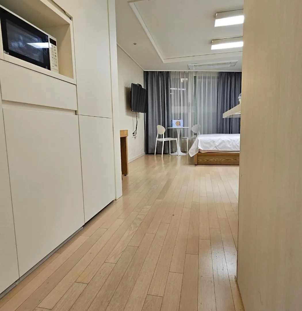 Apartment 40 Queen, 2 Minutes Run To The Beach, Close To The Sea, 5 Minutes To Club D Oasis Swimming Pool, Nice And Long Walk Along The Beach Busan