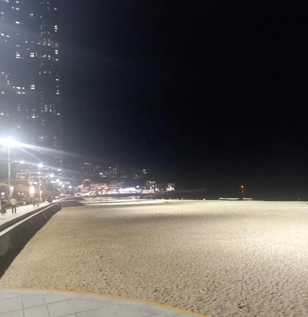 Apartment 40 Queen, 2 Minutes Run To The Beach, Close To The Sea, 5 Minutes To Club D Oasis Swimming Pool, Nice And Long Walk Along The Beach Busan