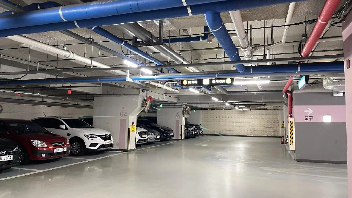 40 Queen, 2 Minutes Run To The Beach, Close To The Sea, 5 Minutes To Club D Oasis Swimming Pool, Nice And Long Walk Along The Beach Busan South Korea