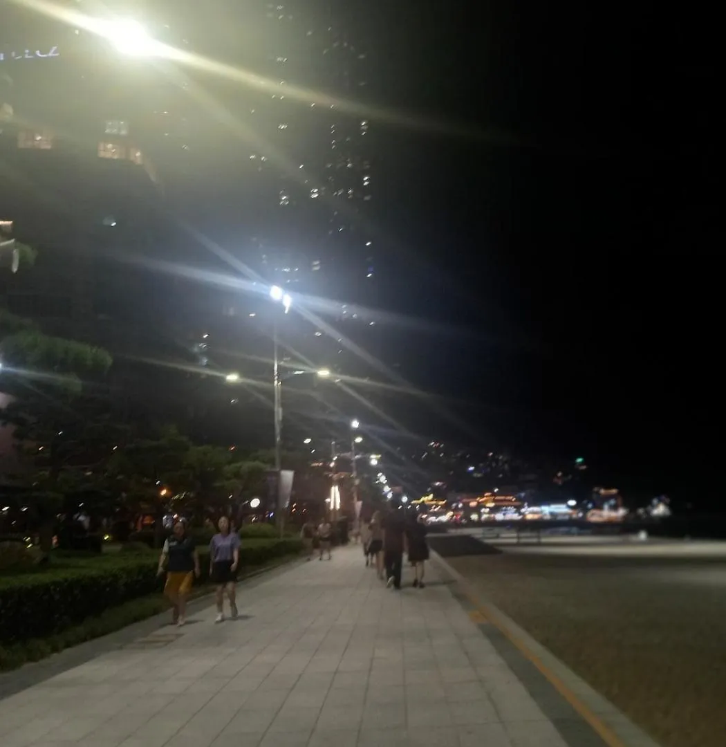 40 Queen, 2 Minutes Run To The Beach, Close To The Sea, 5 Minutes To Club D Oasis Swimming Pool, Nice And Long Walk Along The Beach Busan South Korea