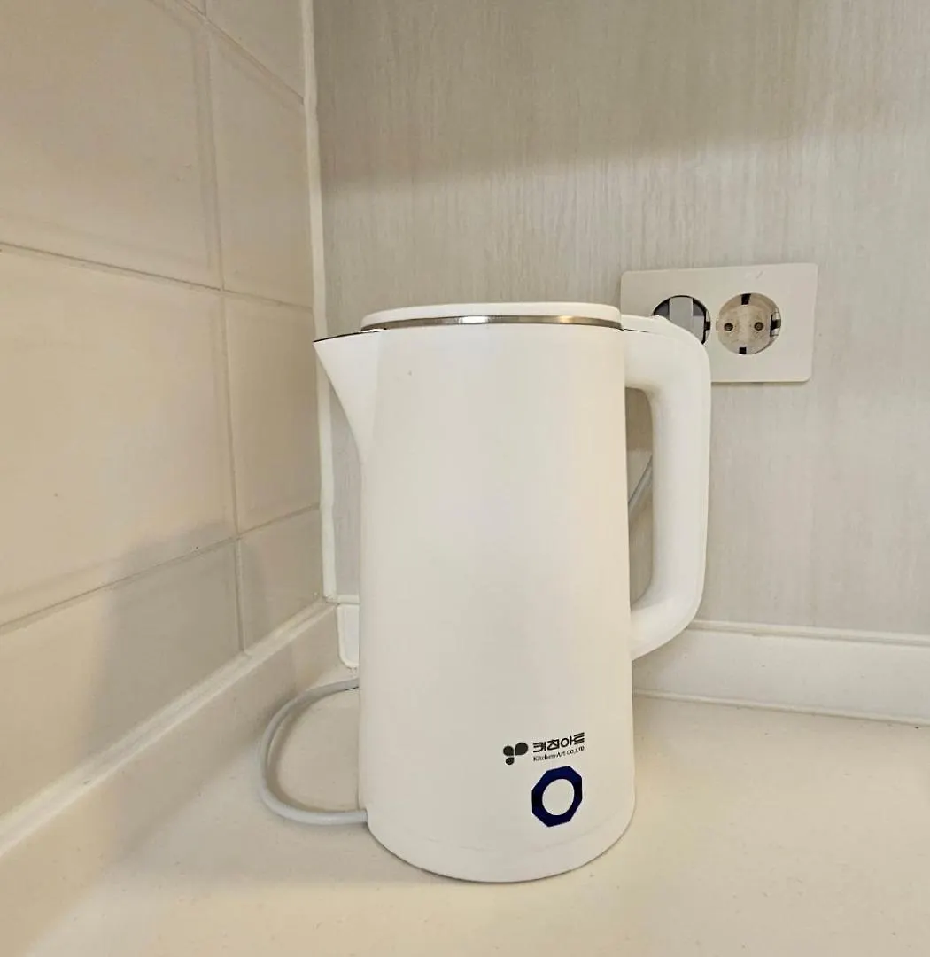 Apartment 40 Queen, 2 Minutes Run To The Beach, Close To The Sea, 5 Minutes To Club D Oasis Swimming Pool, Nice And Long Walk Along The Beach Busan