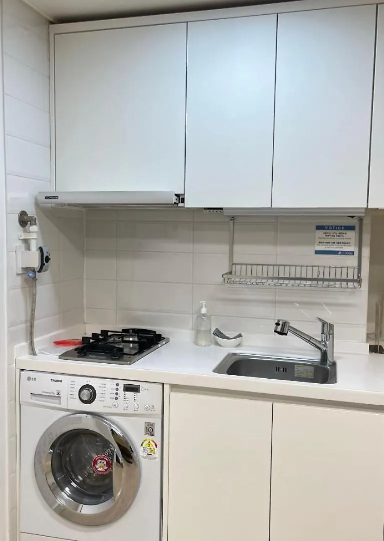 40 Queen, 2 Minutes Run To The Beach, Close To The Sea, 5 Minutes To Club D Oasis Swimming Pool, Nice And Long Walk Along The Beach Busan Apartment