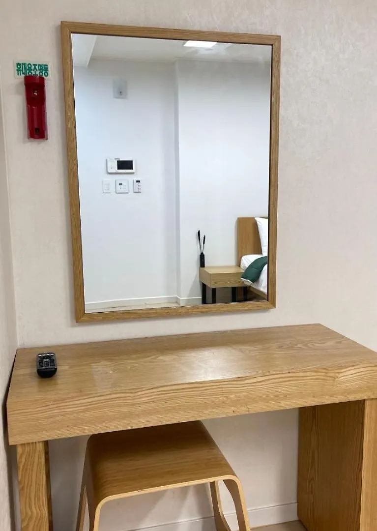 40 Queen, 2 Minutes Run To The Beach, Close To The Sea, 5 Minutes To Club D Oasis Swimming Pool, Nice And Long Walk Along The Beach Busan Apartment