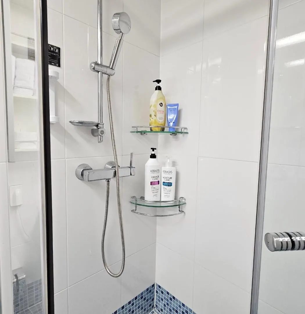40 Queen, 2 Minutes Run To The Beach, Close To The Sea, 5 Minutes To Club D Oasis Swimming Pool, Nice And Long Walk Along The Beach Busan 0*,