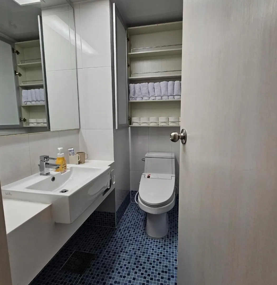 Apartment 40 Queen, 2 Minutes Run To The Beach, Close To The Sea, 5 Minutes To Club D Oasis Swimming Pool, Nice And Long Walk Along The Beach Busan