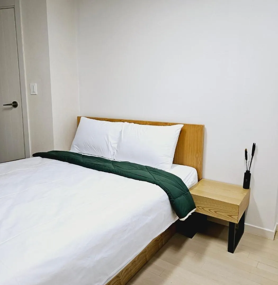 40 Queen, 2 Minutes Run To The Beach, Close To The Sea, 5 Minutes To Club D Oasis Swimming Pool, Nice And Long Walk Along The Beach Busan 0*,  South Korea