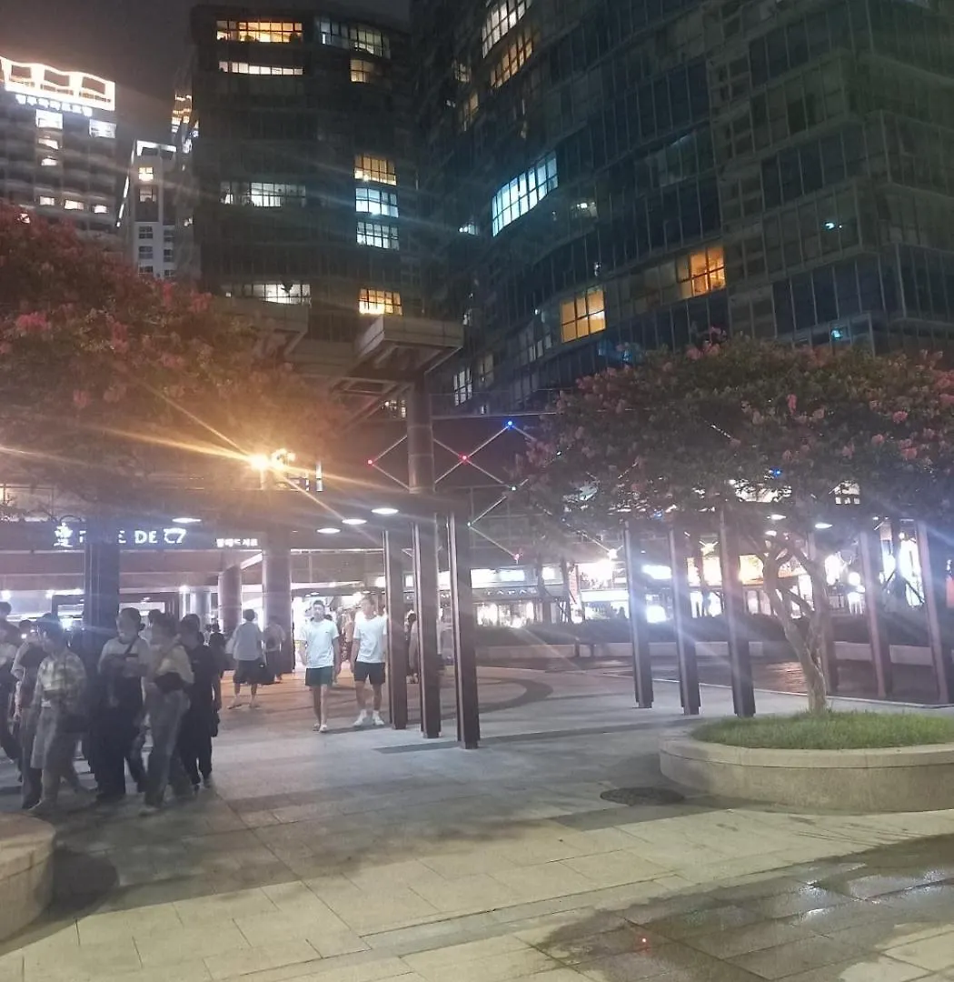 40 Queen, 2 Minutes Run To The Beach, Close To The Sea, 5 Minutes To Club D Oasis Swimming Pool, Nice And Long Walk Along The Beach Busan Apartment