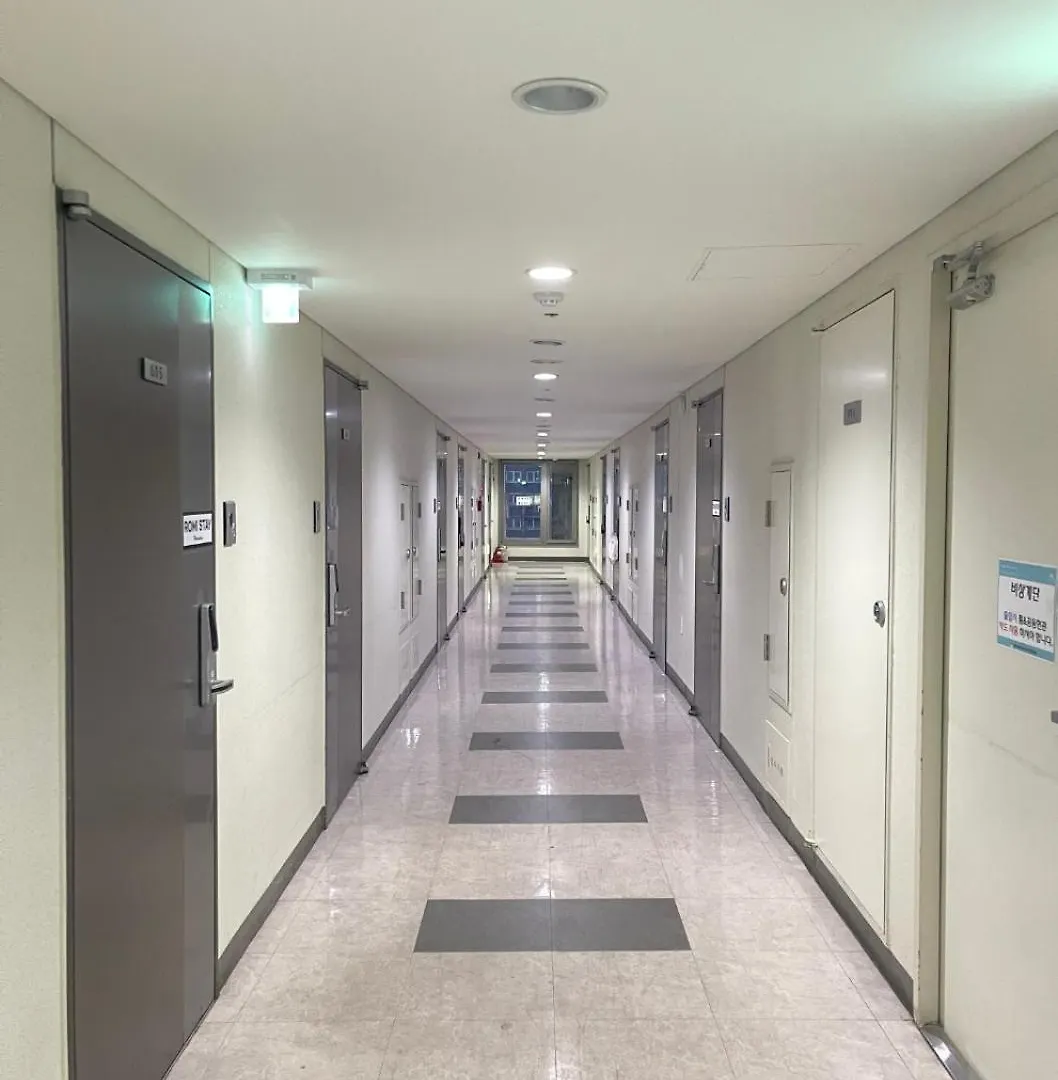 Apartment 40 Queen, 2 Minutes Run To The Beach, Close To The Sea, 5 Minutes To Club D Oasis Swimming Pool, Nice And Long Walk Along The Beach Busan South Korea