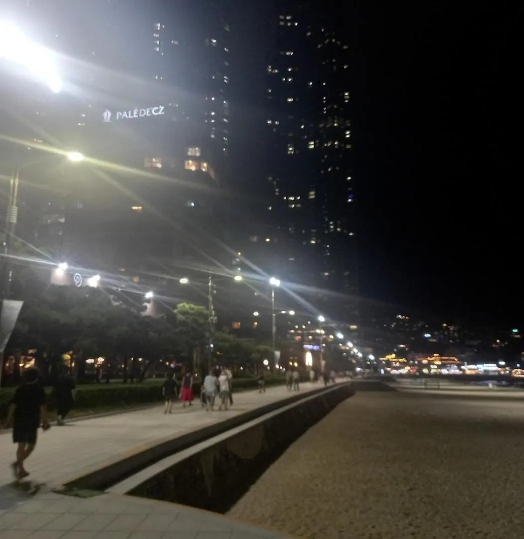 Apartment 40 Queen, 2 Minutes Run To The Beach, Close To The Sea, 5 Minutes To Club D Oasis Swimming Pool, Nice And Long Walk Along The Beach Busan South Korea