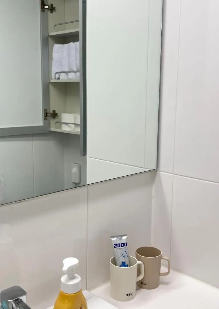 40 Queen, 2 Minutes Run To The Beach, Close To The Sea, 5 Minutes To Club D Oasis Swimming Pool, Nice And Long Walk Along The Beach Busan 0*,