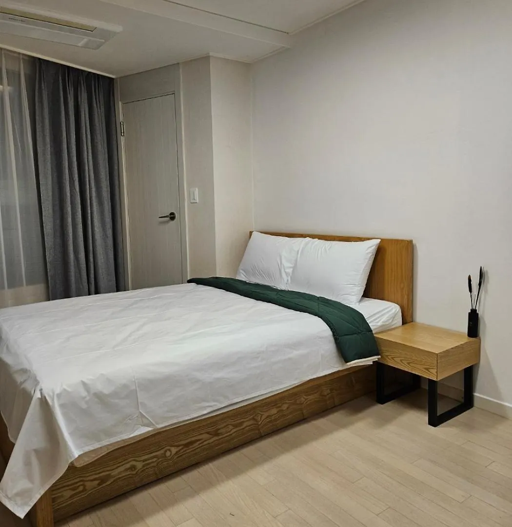 40 Queen, 2 Minutes Run To The Beach, Close To The Sea, 5 Minutes To Club D Oasis Swimming Pool, Nice And Long Walk Along The Beach Busan