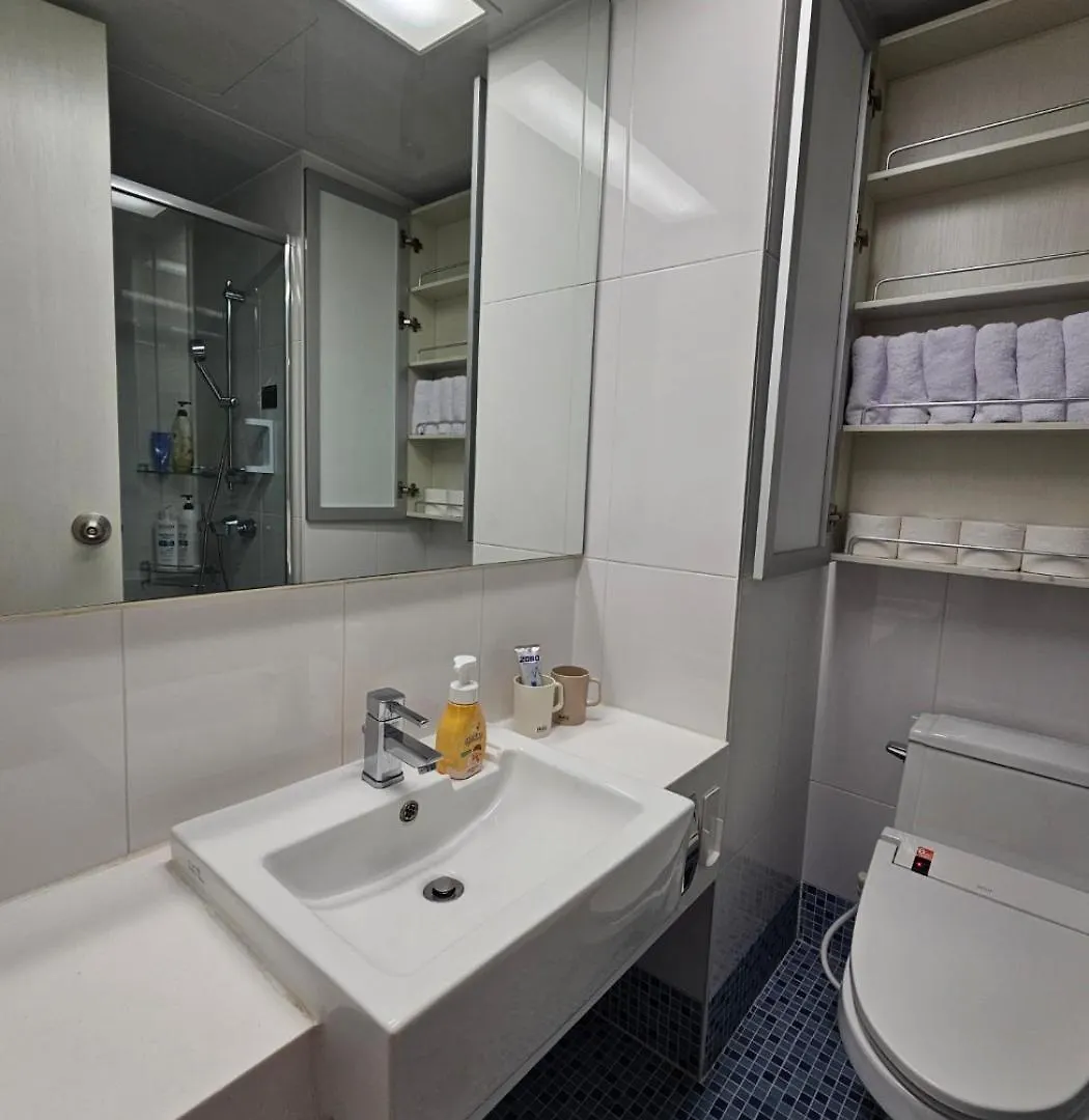40 Queen, 2 Minutes Run To The Beach, Close To The Sea, 5 Minutes To Club D Oasis Swimming Pool, Nice And Long Walk Along The Beach Busan South Korea