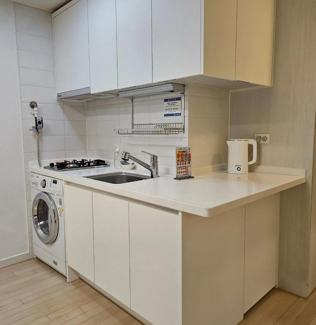 40 Queen, 2 Minutes Run To The Beach, Close To The Sea, 5 Minutes To Club D Oasis Swimming Pool, Nice And Long Walk Along The Beach Busan