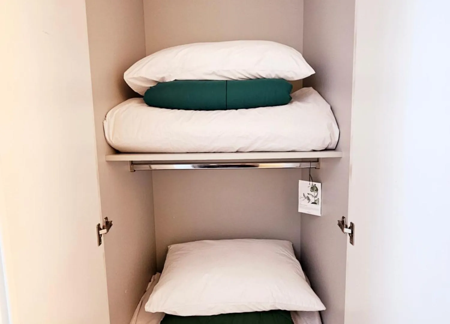 Apartment 40 Queen, 2 Minutes Run To The Beach, Close To The Sea, 5 Minutes To Club D Oasis Swimming Pool, Nice And Long Walk Along The Beach Busan South Korea