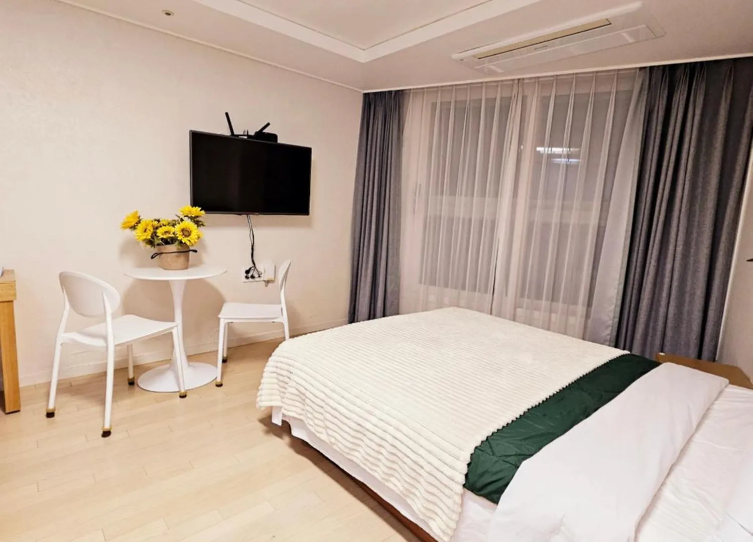 Apartment 40 Queen, 2 Minutes Run To The Beach, Close To The Sea, 5 Minutes To Club D Oasis Swimming Pool, Nice And Long Walk Along The Beach Busan South Korea