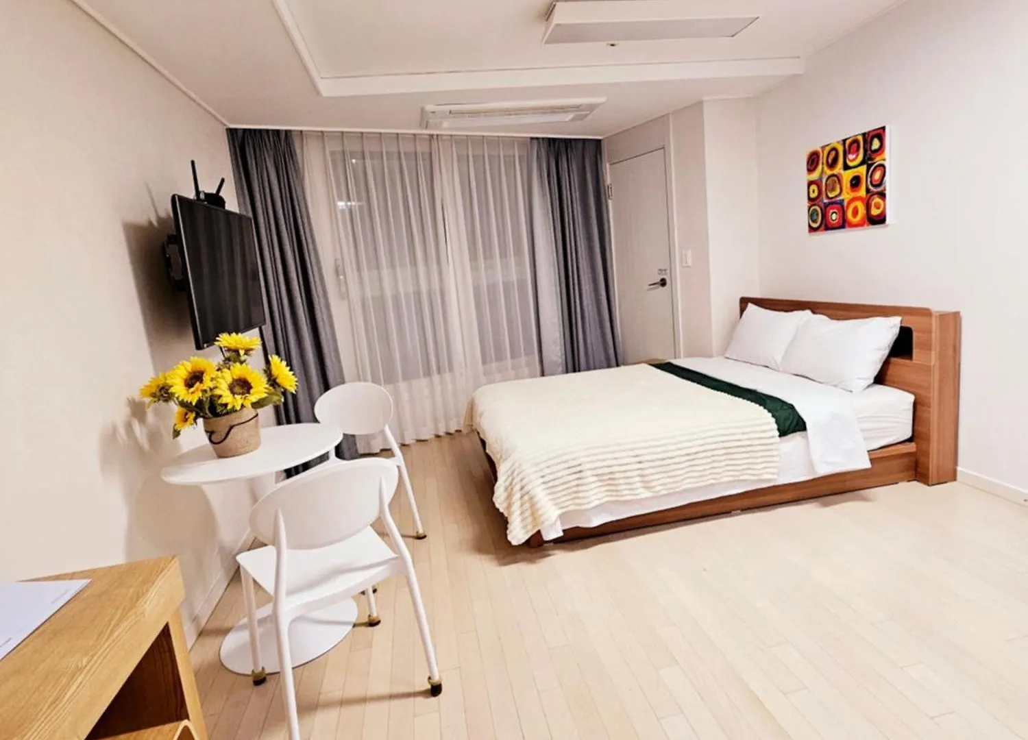 40 Queen, 2 Minutes Run To The Beach, Close To The Sea, 5 Minutes To Club D Oasis Swimming Pool, Nice And Long Walk Along The Beach Busan