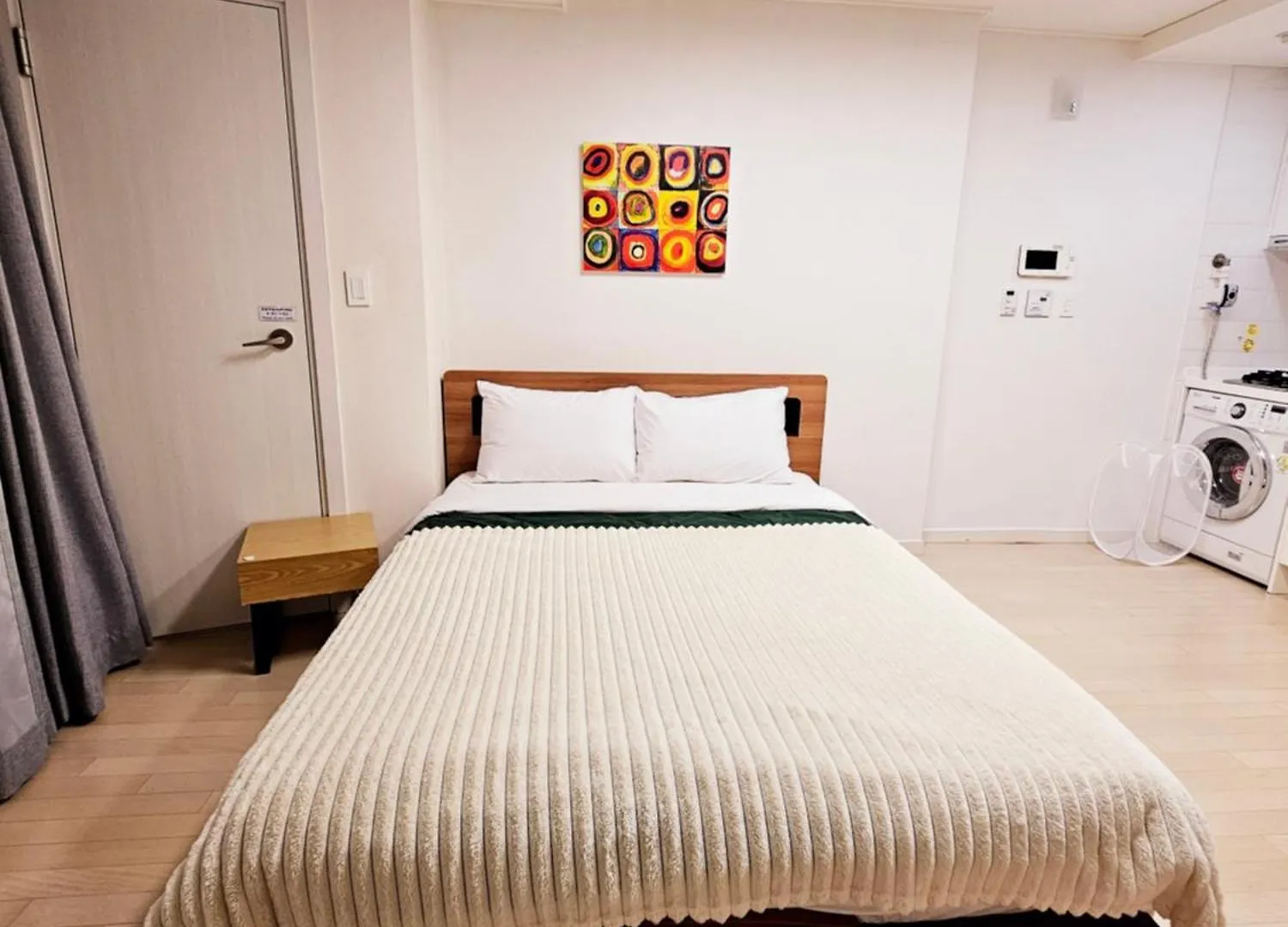 40 Queen, 2 Minutes Run To The Beach, Close To The Sea, 5 Minutes To Club D Oasis Swimming Pool, Nice And Long Walk Along The Beach Busan
